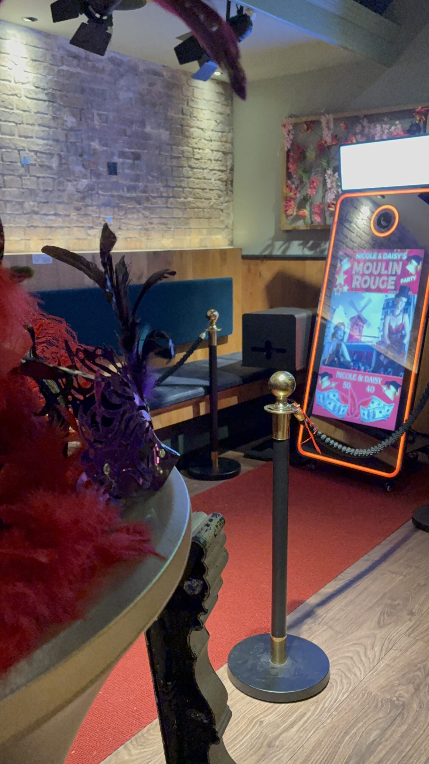 VIP paaltjes en rode loper als extra bij photobooth verhuur